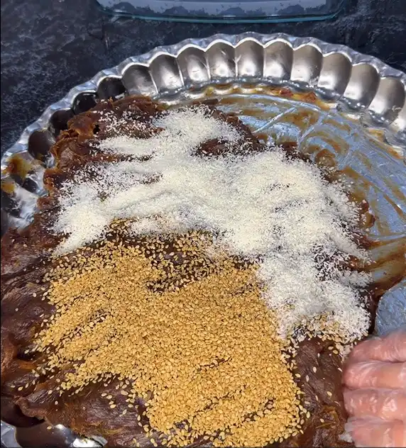 با چند ماده ساده، یک حلوای خرمایی جنوبی خوش‌عطر و مقوی درست کنید؛ از خواص خرما تا راز خوشمزه‌تر شدن این دسر فوق‌العاده را بخوانید!