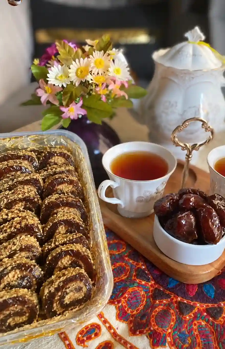 رولت خرما با آرد نخودچی یا پتی‌پور و گردو؛ یک دسر خوشمزه و مقوی