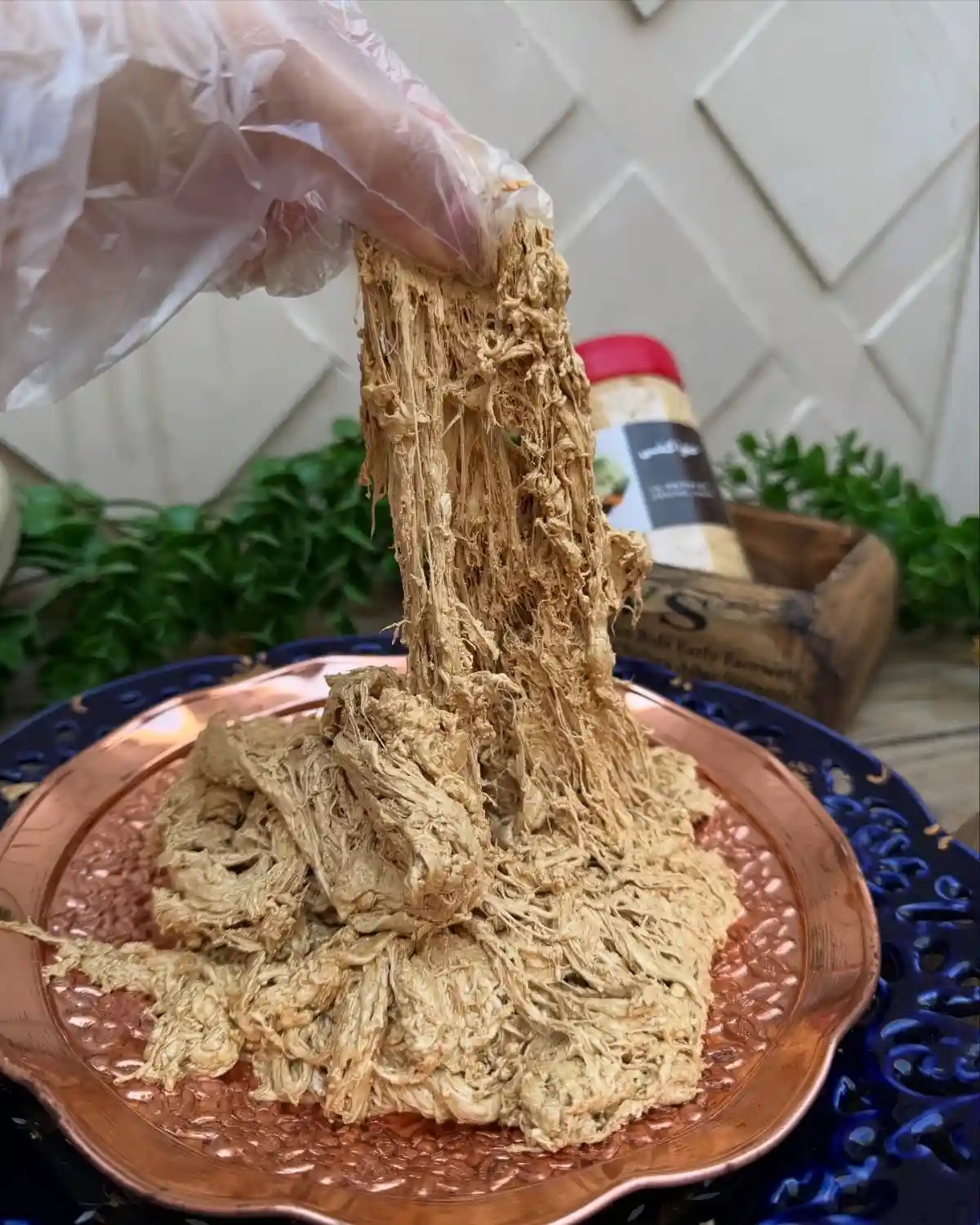 حلوا کشی سنتی؛ ترکیبی لطیف و خوشمزه از شیره خرمای طبیعی و ارده جنوبی که بدون شکر و روغن افزوده، یک انتخاب جذاب برای صبحانه و میان‌وعده است.