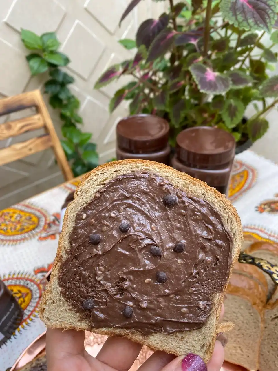 ارده شکلاتی را با چی بخوریم؟ ۷ ترکیب خوشمزه با خرما، موز، گردو و میوه که صبحانه و میان‌وعده را جذاب‌تر و خوش‌طعم‌تر می‌کند.